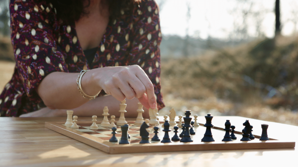 schaakbord, vrouwenhand, buro van der velde