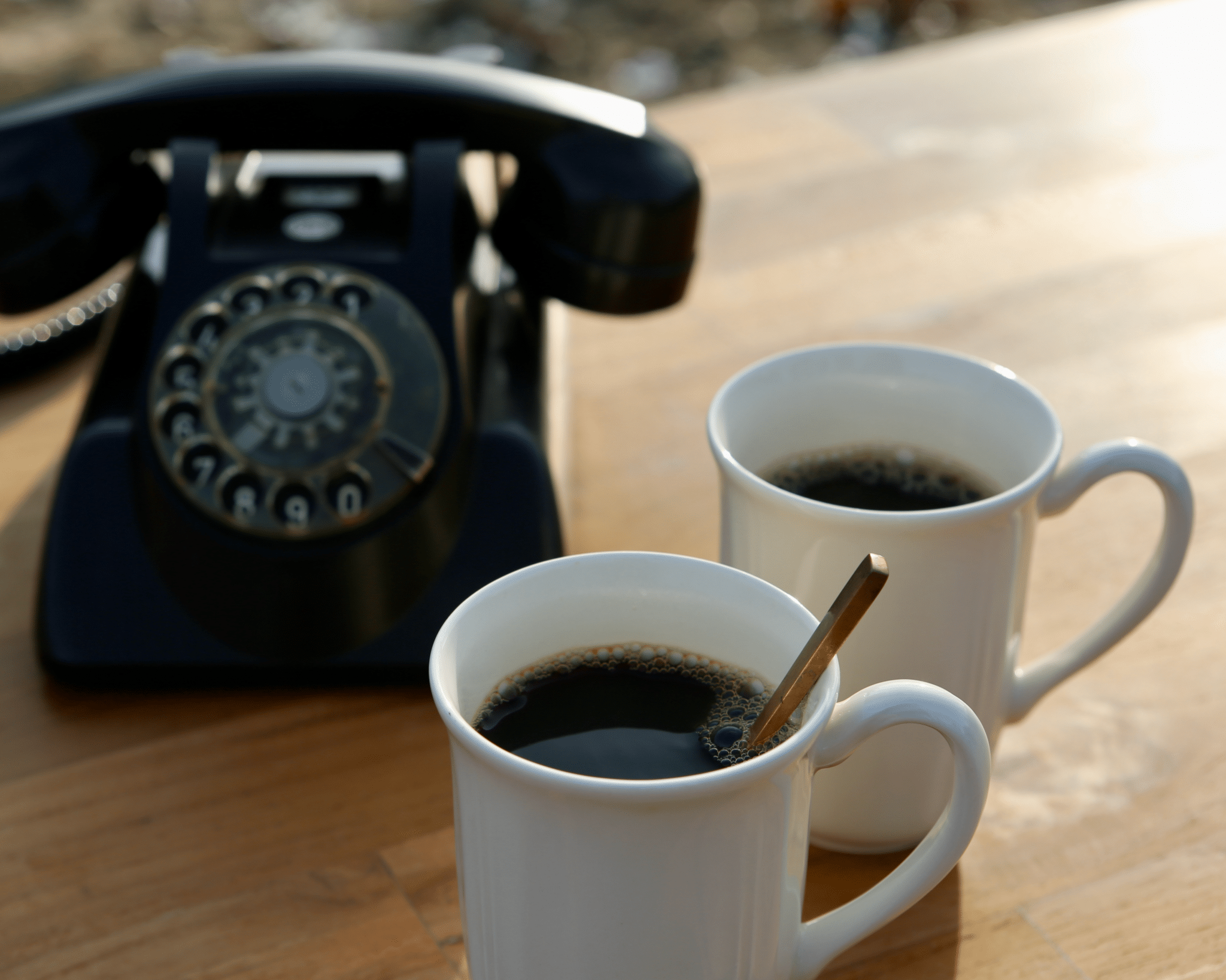 koffie kopjes, ouderwetse telefoon, buro van der velde