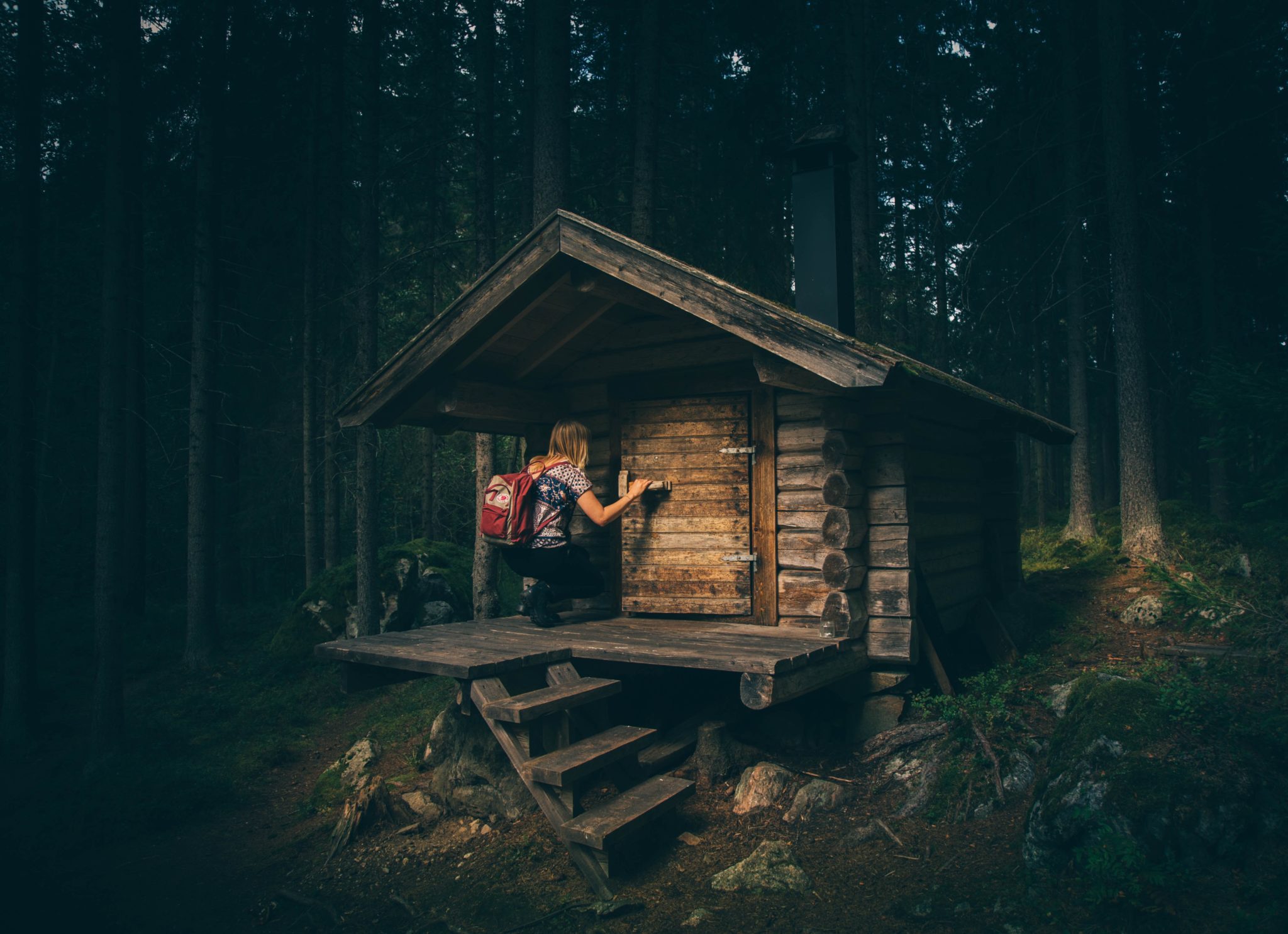 houten hut, vrouw, gebukt, bos